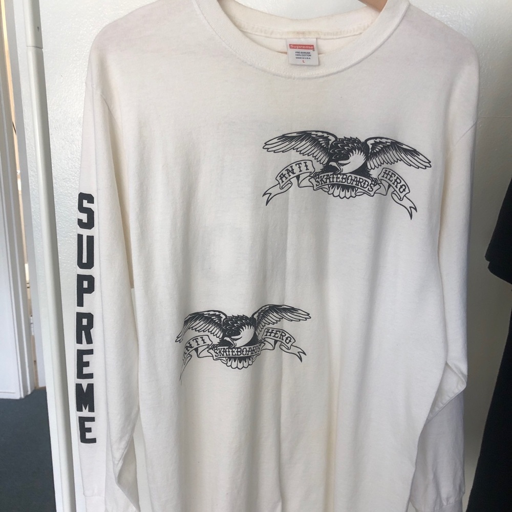 Size L. No stains or rips. Very good condition.